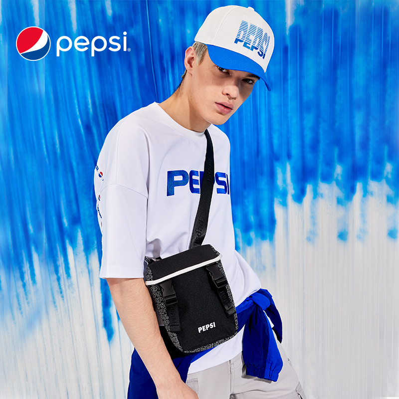 百事Pepsi单肩斜挎包：潮流与实用并存，但价格让我有点冲动消费了！