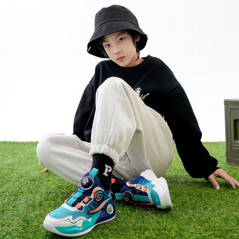 七波辉旋转纽扣鞋：孩子穿上它，连迟到都变得有创意了！