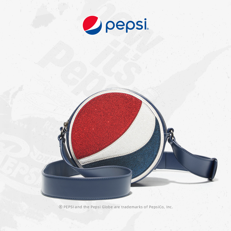 百事Pepsi拼贴斜挎包：通勤路上的复古潮搭，但价格有点“上头”