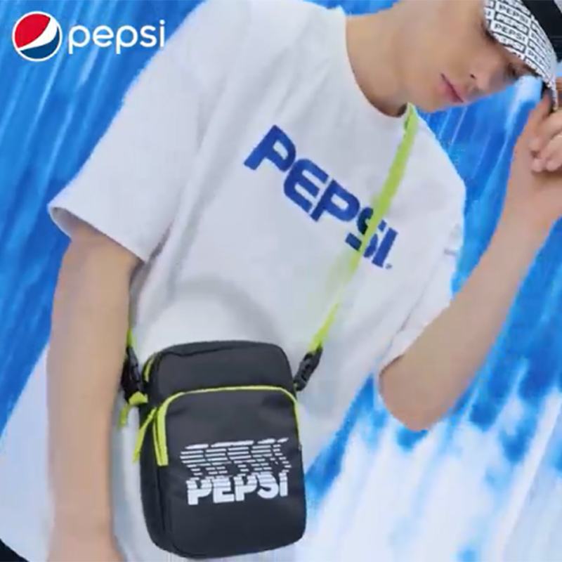 百事跨界出包？这个信封斜挎包，我背着它去便利店买可乐，店员都愣了