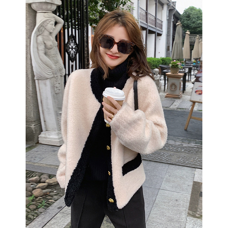 凯撒羊毛外套：撞色美学与实用主义的平衡艺术