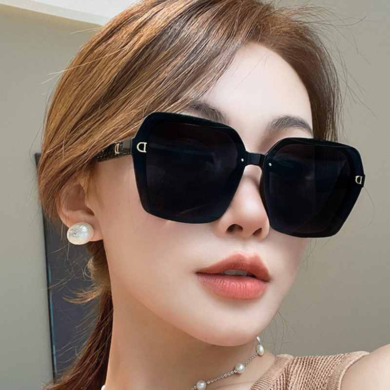 戴上美艾伦墨镜，素颜秒变明星范儿！