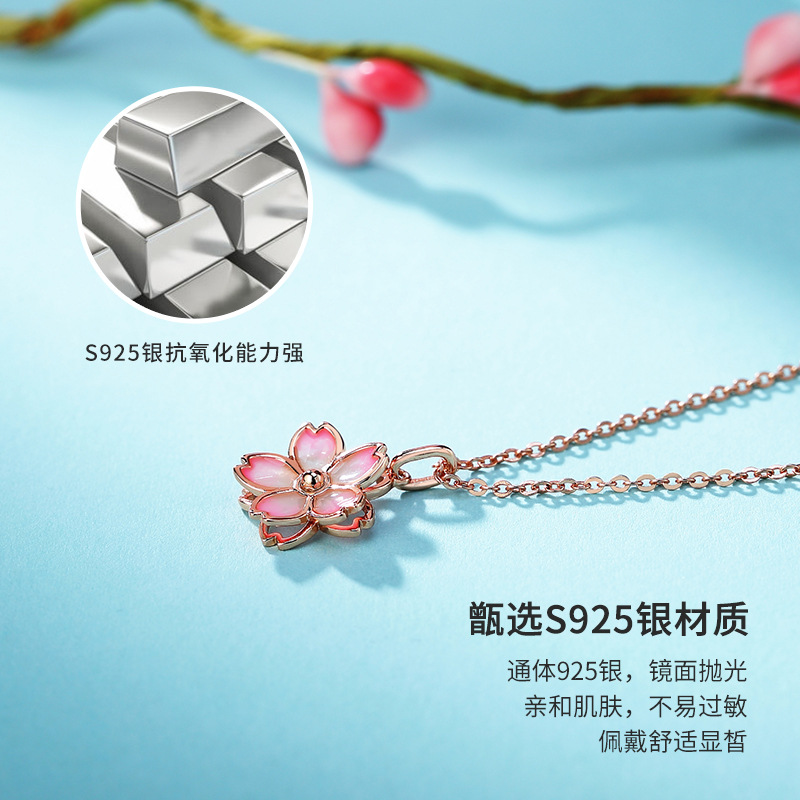 戴上这朵桃花，我好像get到了新中式美学的精髓