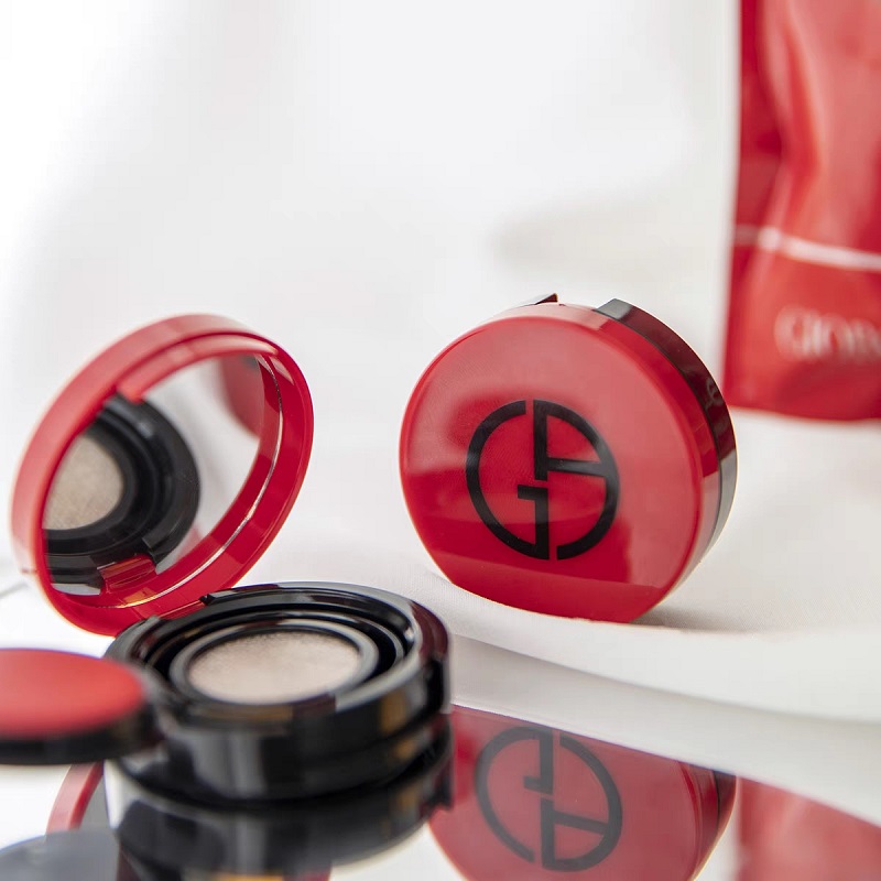 阿玛尼红气垫迷你款：旅行必备，轻巧上妆不踩雷