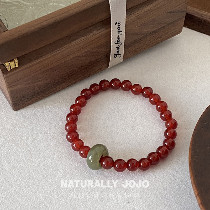 红绿撞色手链，高级感还是“土味”大冒险？