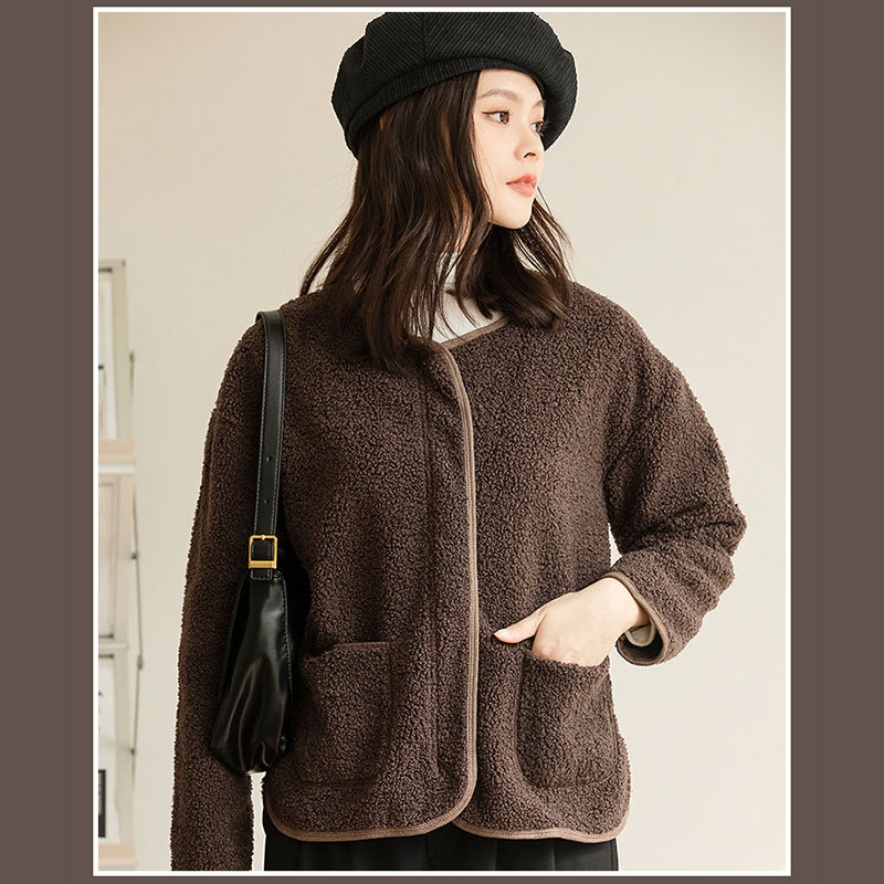 一件羊羔绒外套的冬日陪伴：奢梵蒙厨衣堂无领外套的温暖与随性