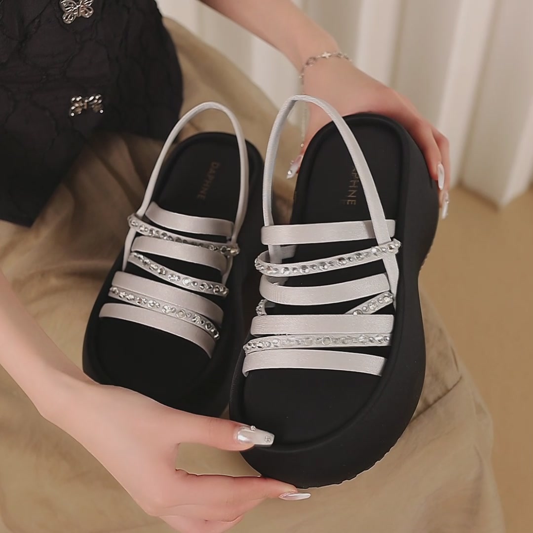 达芙妮水钻凉鞋：小个子的增高魔法，罗马鞋的时尚冒险