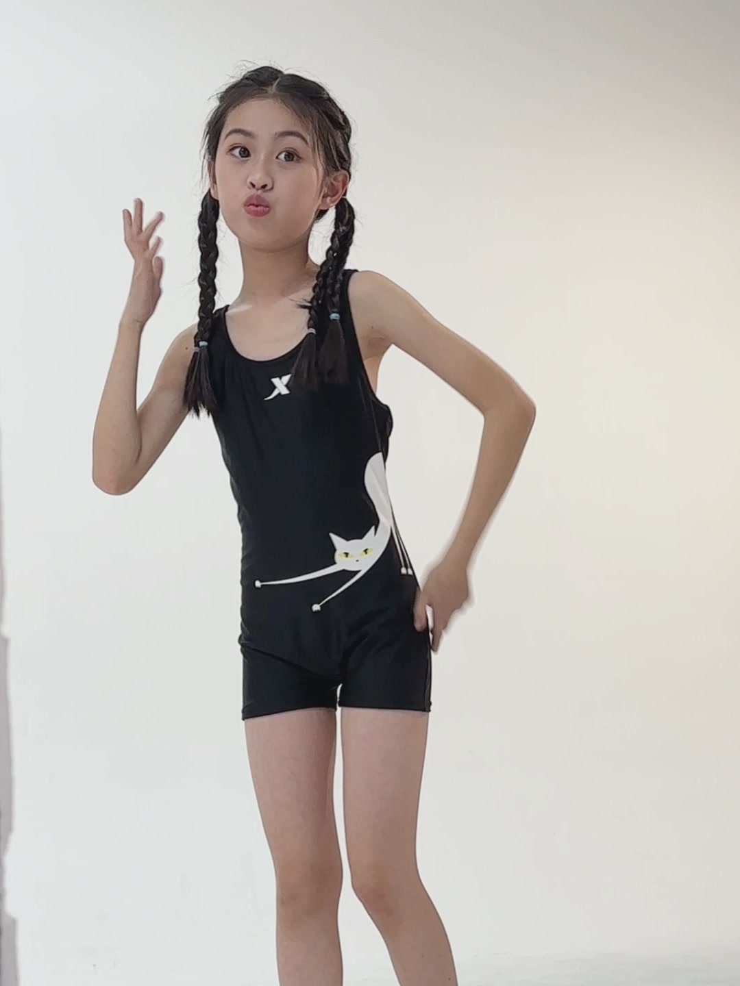 特步儿童泳衣测评：穿上它，我家小公主秒变泳池“闪电侠”！