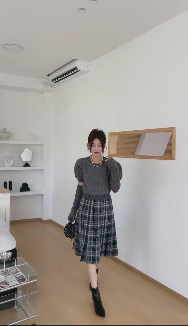 白鹿语这条复古格纹裙，让我在秋冬街头成了行走的文艺片