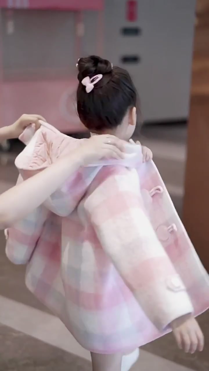 奢梵蒙女童格子大衣：时髦精的冬日战袍，保暖与颜值齐飞！