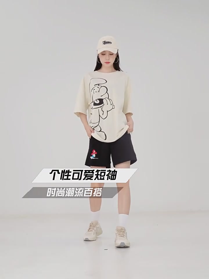 穿上蓝精灵联名T恤，我就是那个最会偷懒的快乐精灵！