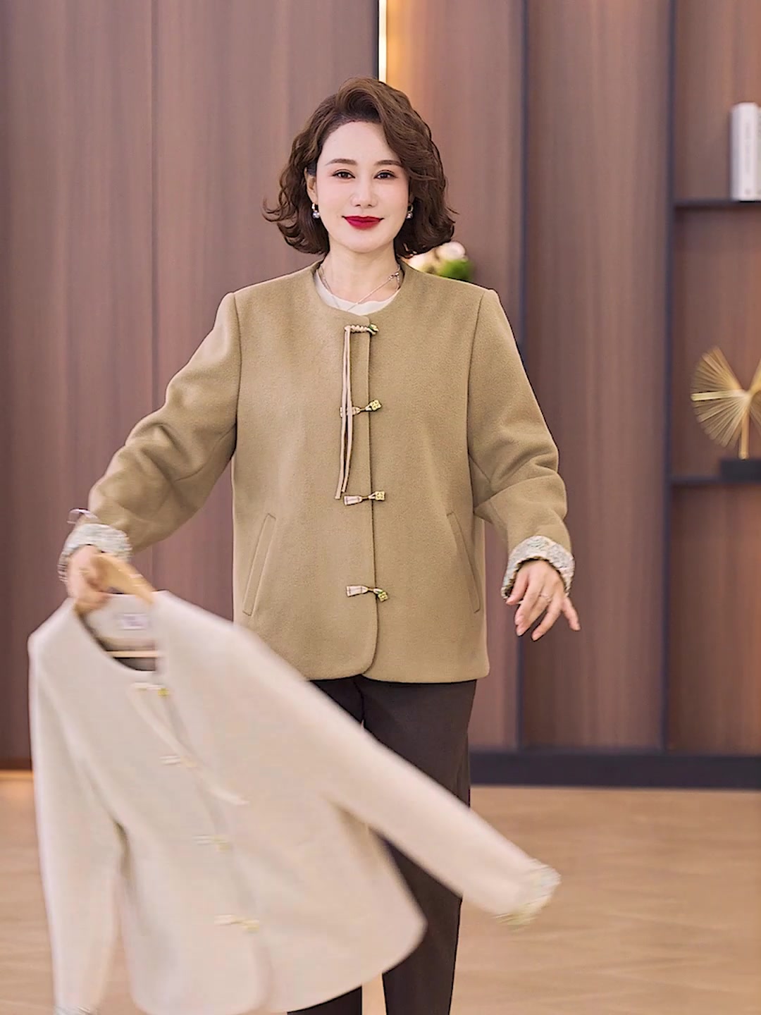 50岁妈妈也能穿出少女感！这款秋装让矮个子秒变高挑💃