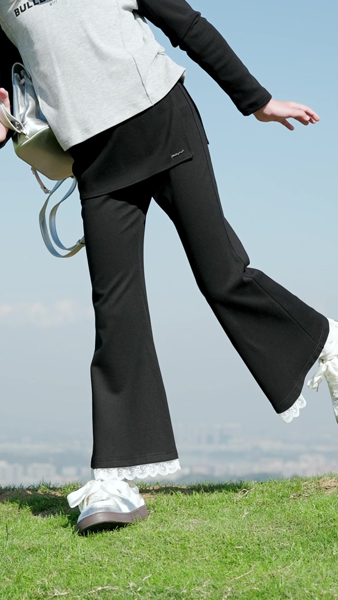 👧🏻 女儿穿上这件亲子装，我差点认不出！蕾丝花边+喇叭裤，也太洋气了吧～