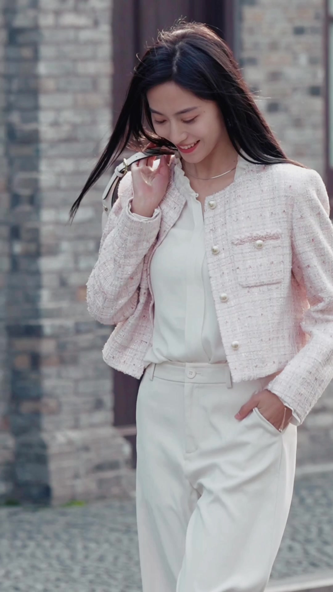 通勤穿搭新宠！迪赛尼斯雪纺蕾丝衫，优雅与舒适并存