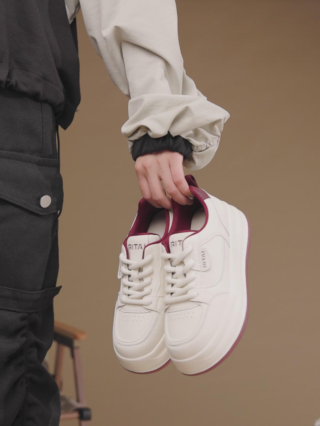 日泰小白鞋：厚底增高，轻便透气，但价格小贵