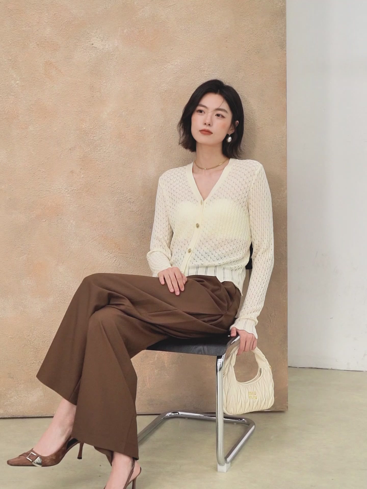 佧茜文肌理感镂空针织开衫：2025秋季新款的波浪衣摆，是温柔还是鸡肋？