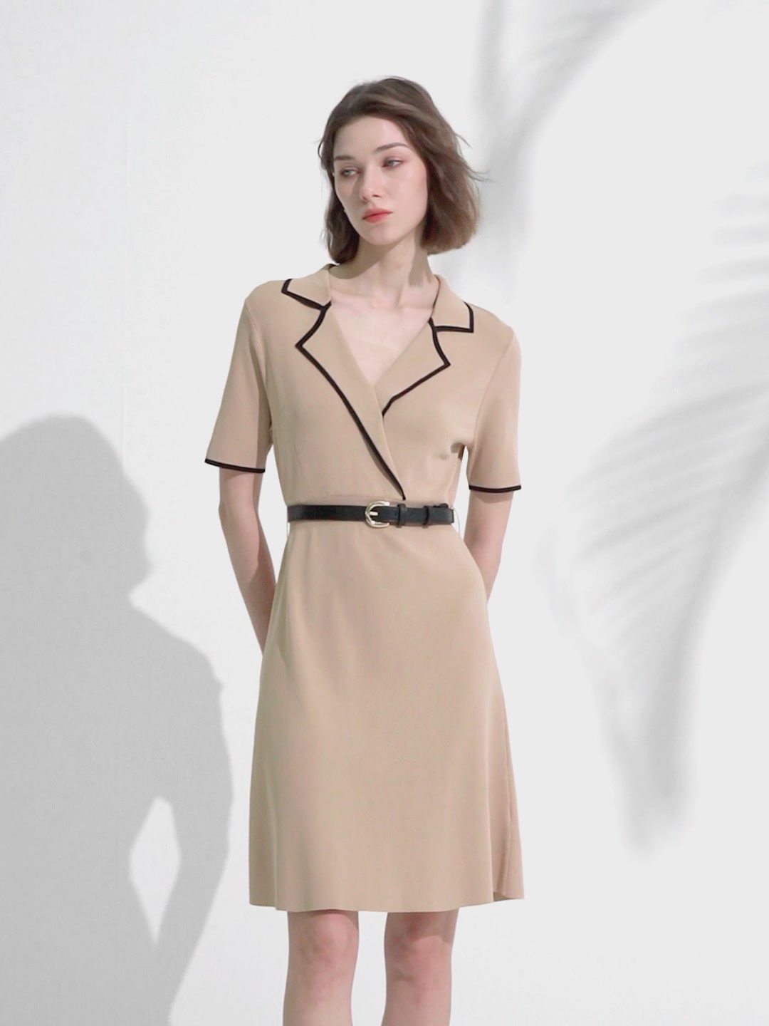 撞色针织收腰连衣裙：独处时的叛逆宣言