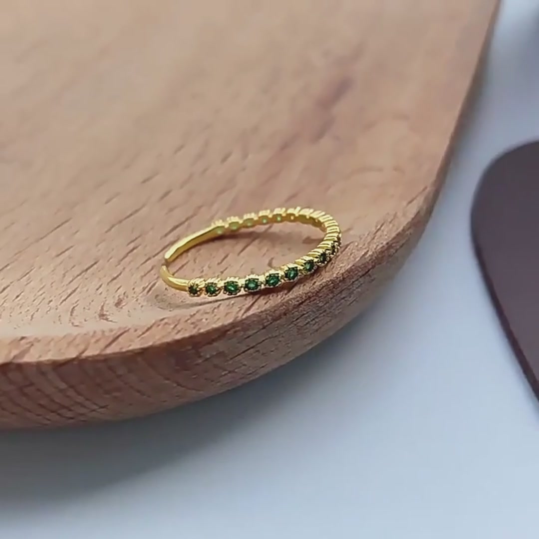 指尖的绿意：一枚DTOTO开口戒指的文艺独白