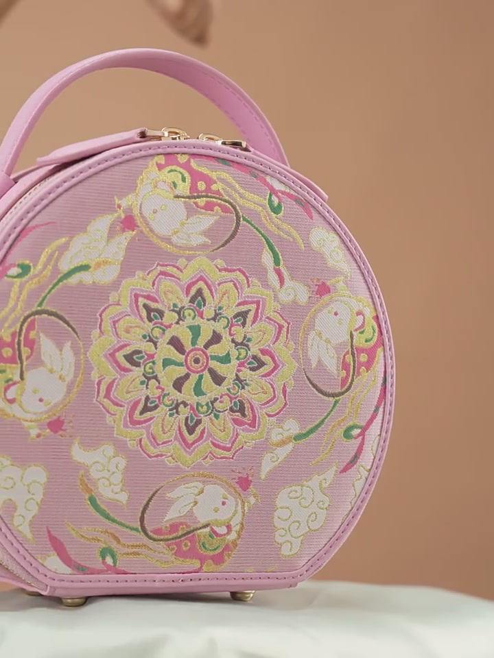 当非遗宋锦遇上现代牛皮，这款国风小圆包让我成了街拍焦点！