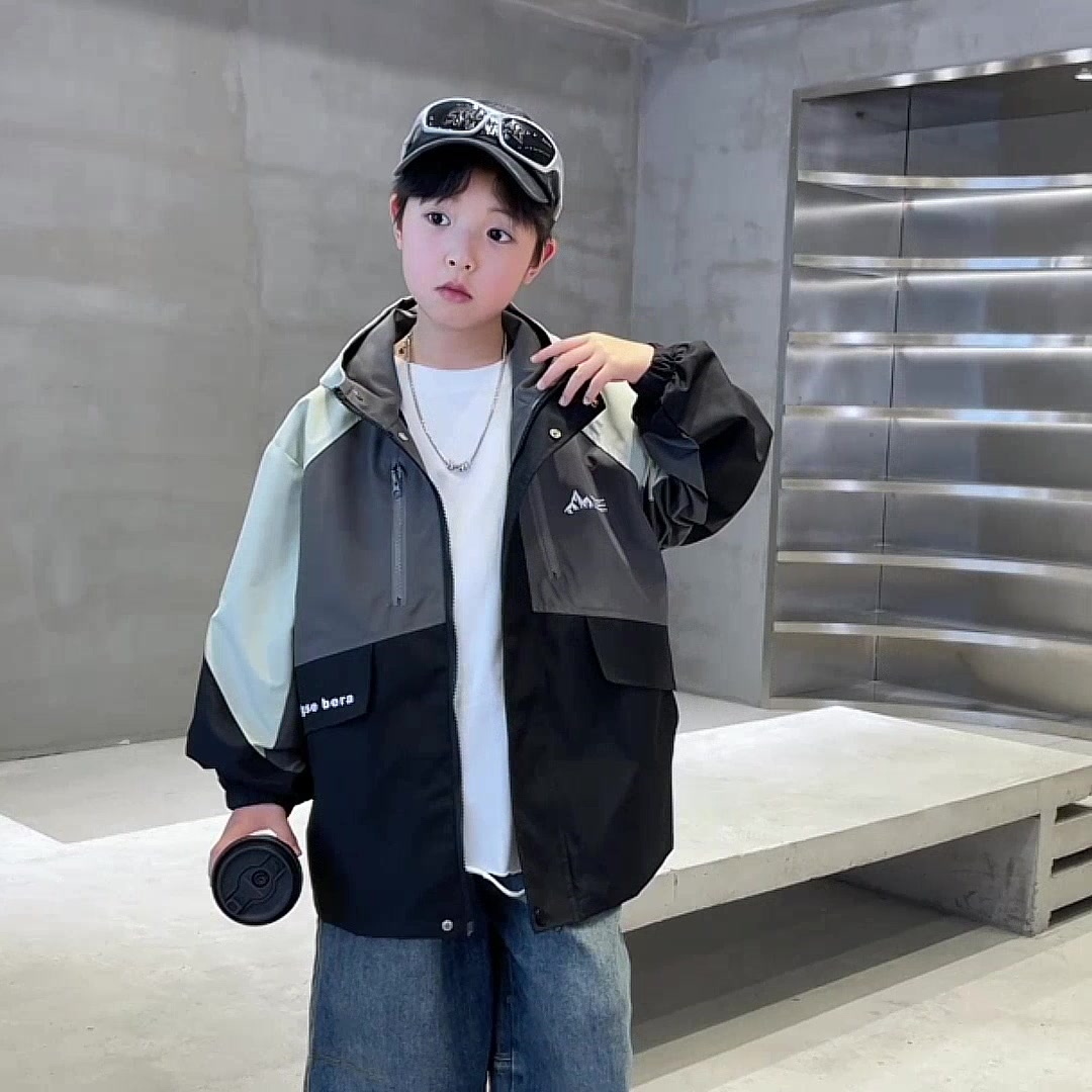 春天带娃出门，这件冲锋衣让我成了小区里的“遛娃王者”