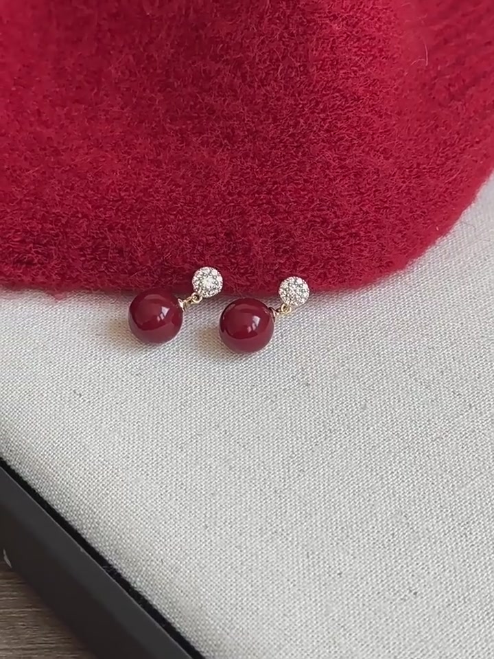 过年戴它赢麻了！BAZAAR红豆耳环，小众设计感拉满，高级又独特