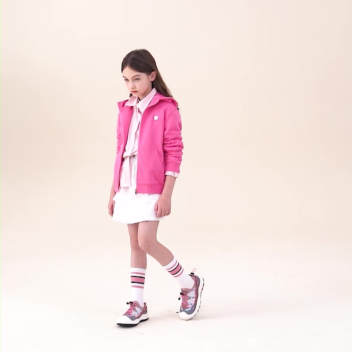 英氏YEEHOO儿童外套体验：字母潮服，萌娃秒变街头小达人！