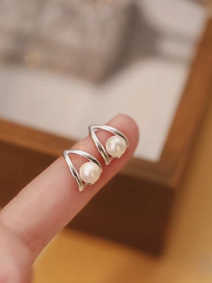 DTOTO水滴珠珠耳钉：通勤族的银光魔法，高级感与减龄并存