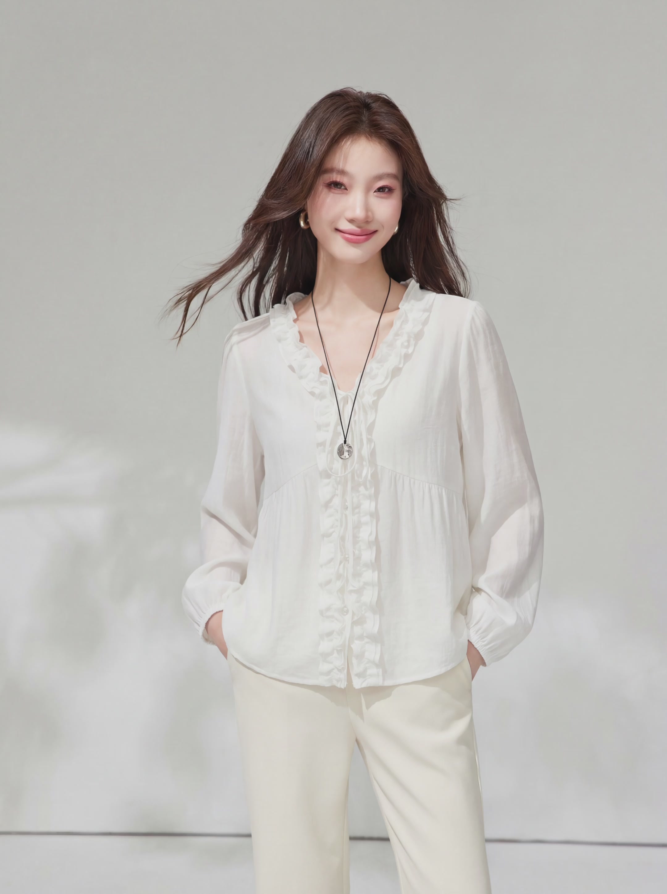 鲜诺V领衬衫：法式慵懒与遮肉神器的完美结合