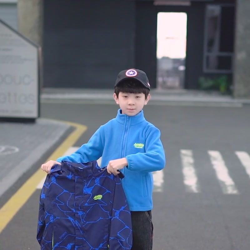 雨天遛娃必备！这件冲锋衣让娃秒变户外小达人🌧️