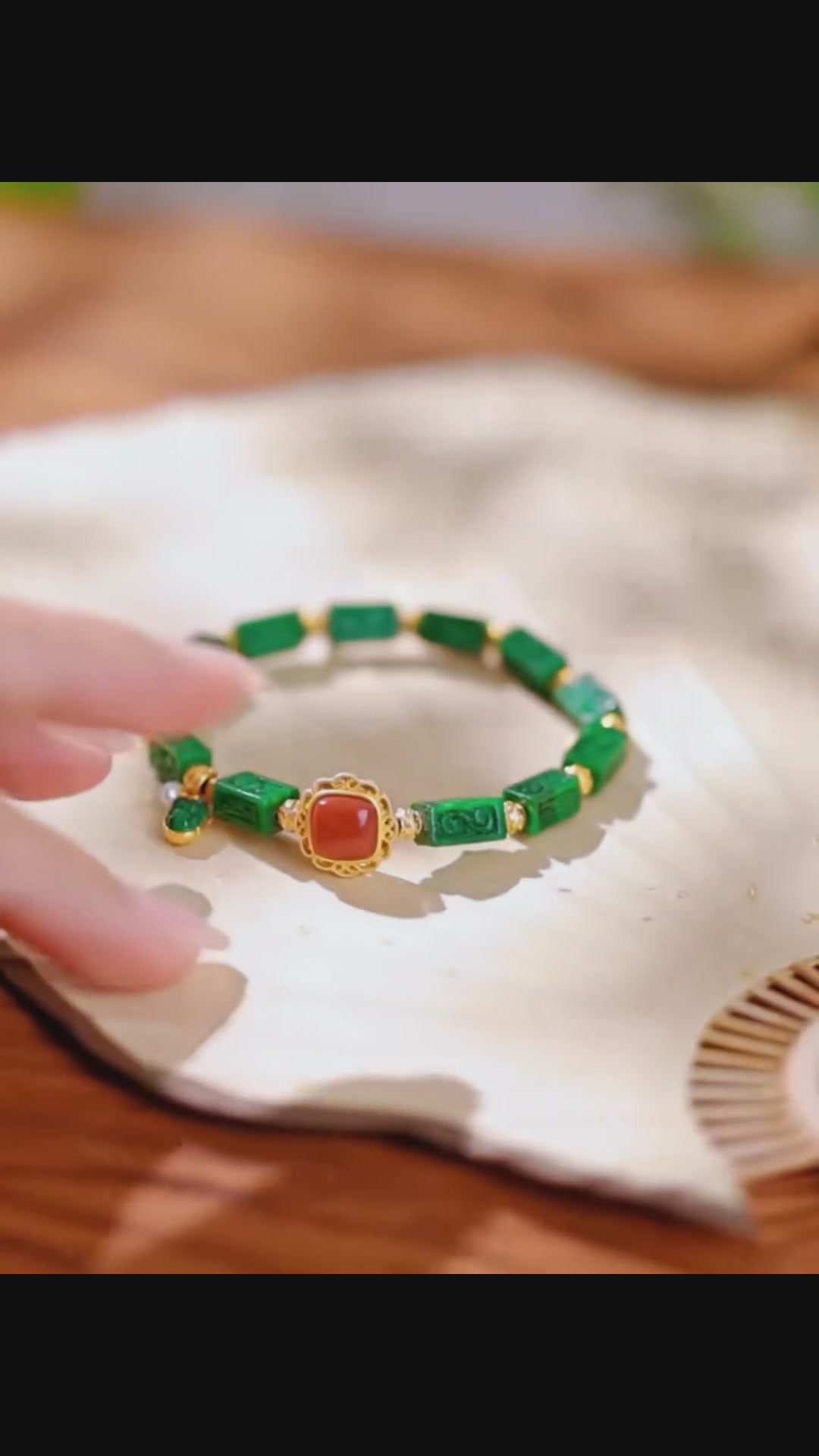 辣绿翡翠手串配南红，这抹翠色让我心动了！