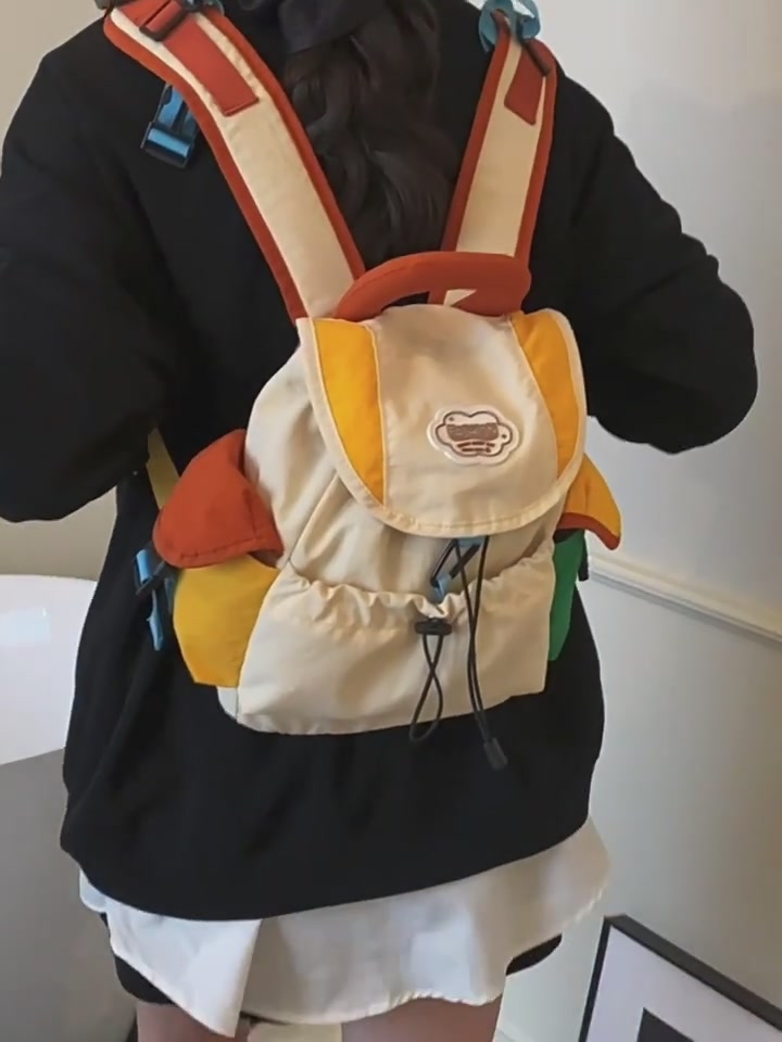 撞色拼接书包：小学生的潮流新宠，大容量背后的文艺范儿