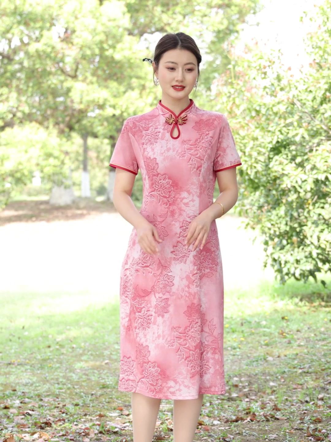 妈妈变女神！这款复古旗袍连衣裙，让中老年穿搭秒变时尚焦点
