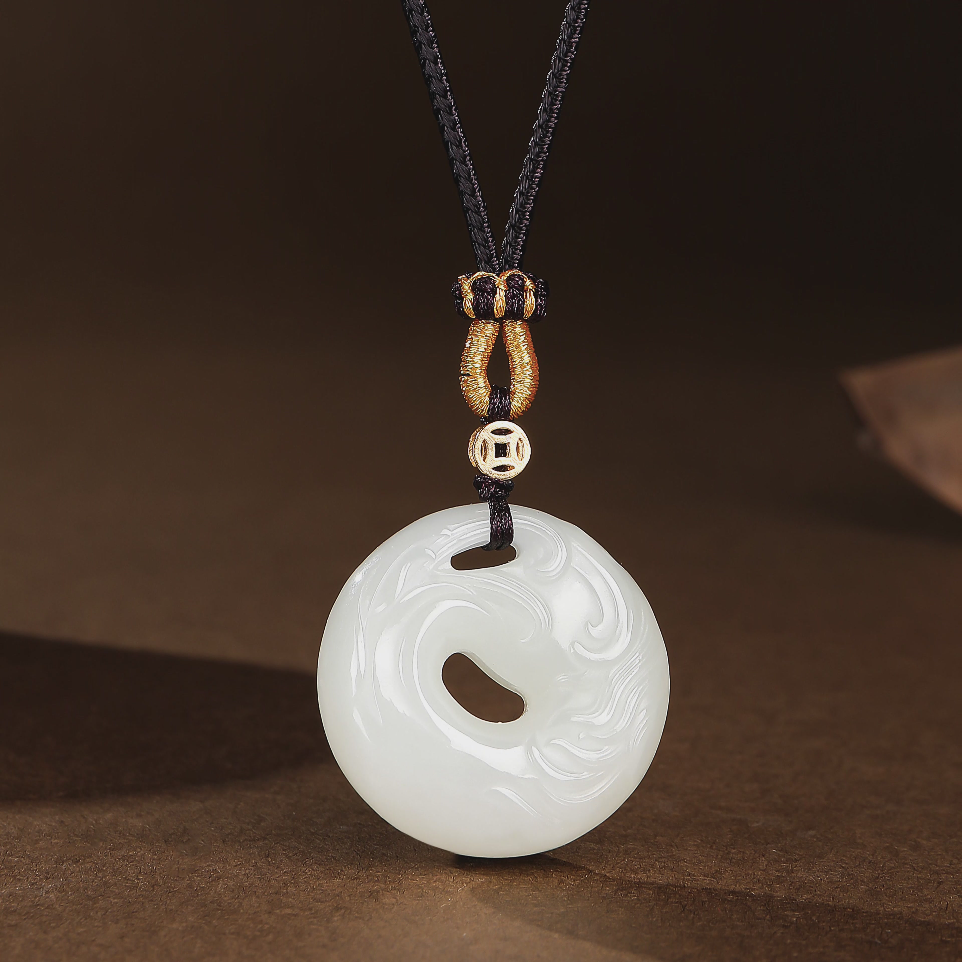 双面巧雕生肖马玉坠：和田玉里的‘马到成功’美学