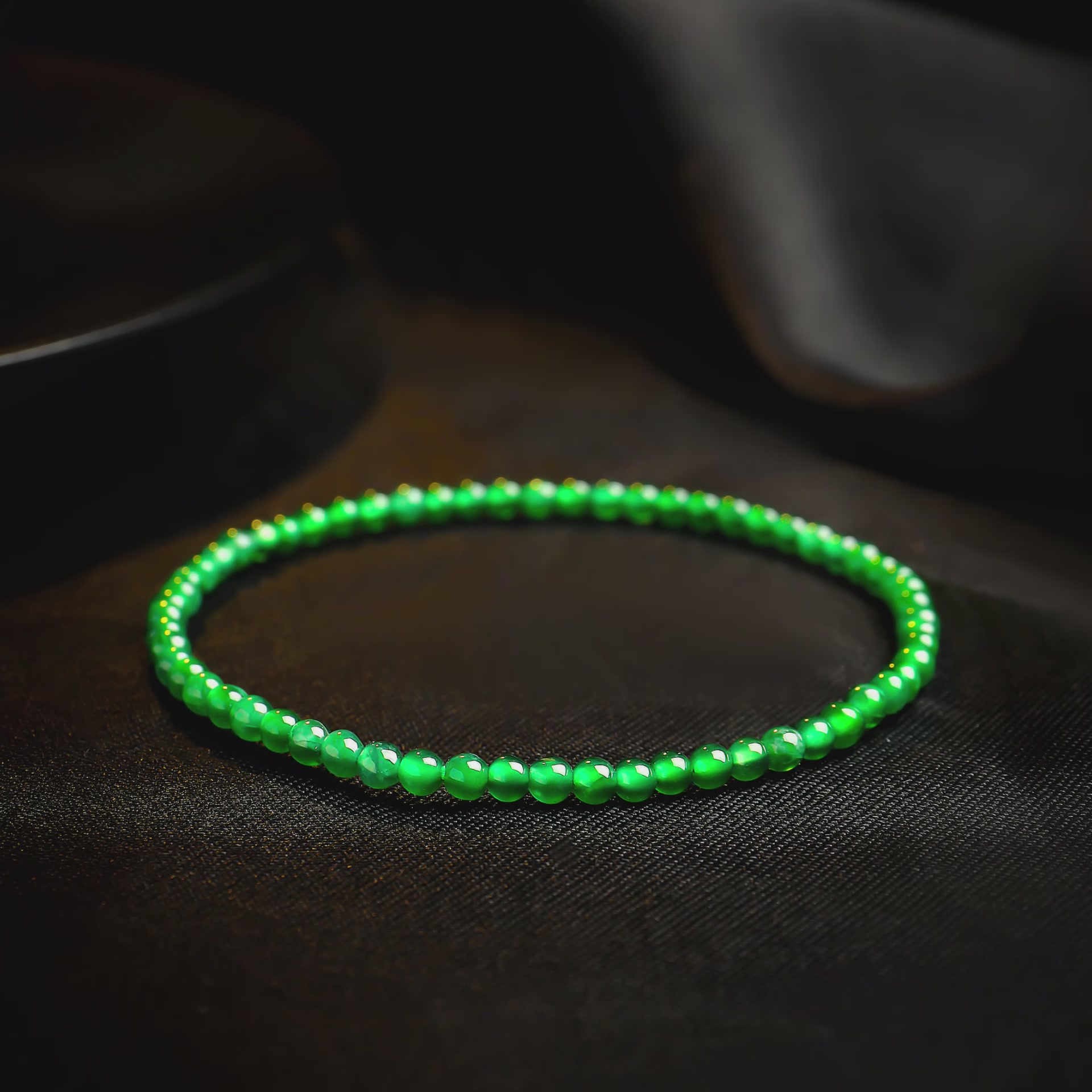 翡翠小米珠手链体验：低调的奢华，日常的优雅