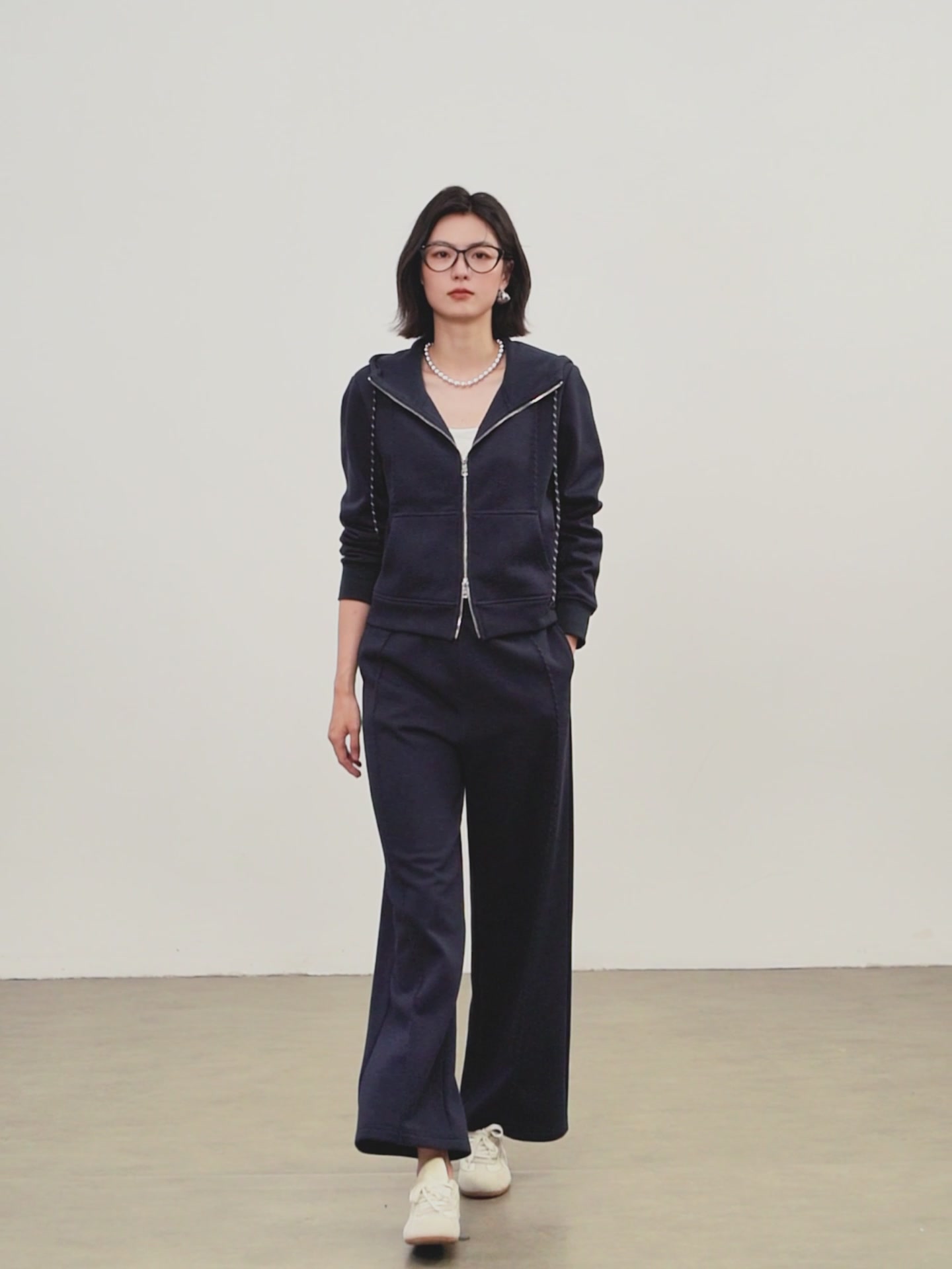 佧茜文刺绣加绒卫衣外套：千元级卫衣的细节与温度，值不值得入手？