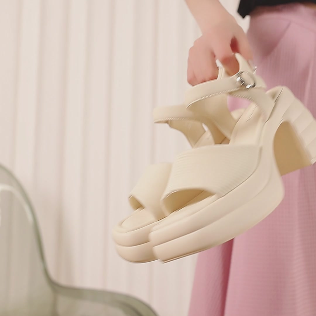 达芙妮这双粗跟凉鞋，小个子女生穿裙子绝配！