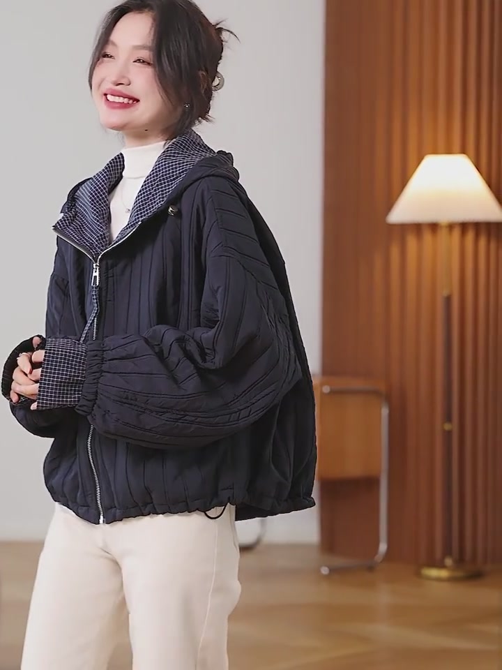 茗钥藏青色连帽棉衣：2026春装新款的理性选择