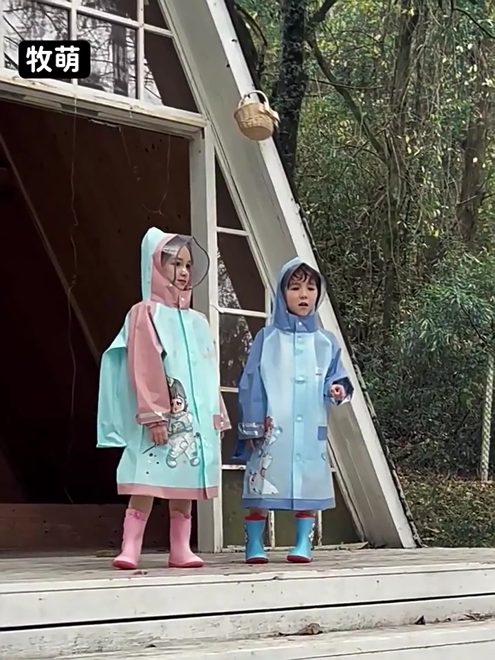 雨天的快乐小英雄！牧萌分体雨衣让宝贝上学路上风雨无阻🌧️