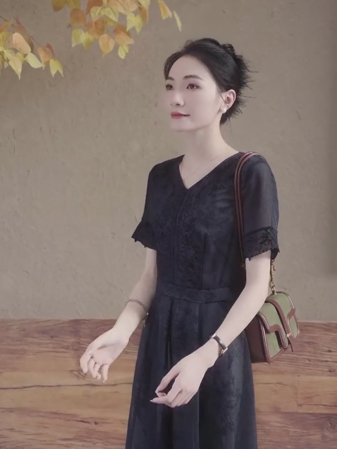 敦奴V领刺绣连衣裙：职场女王的优雅战袍