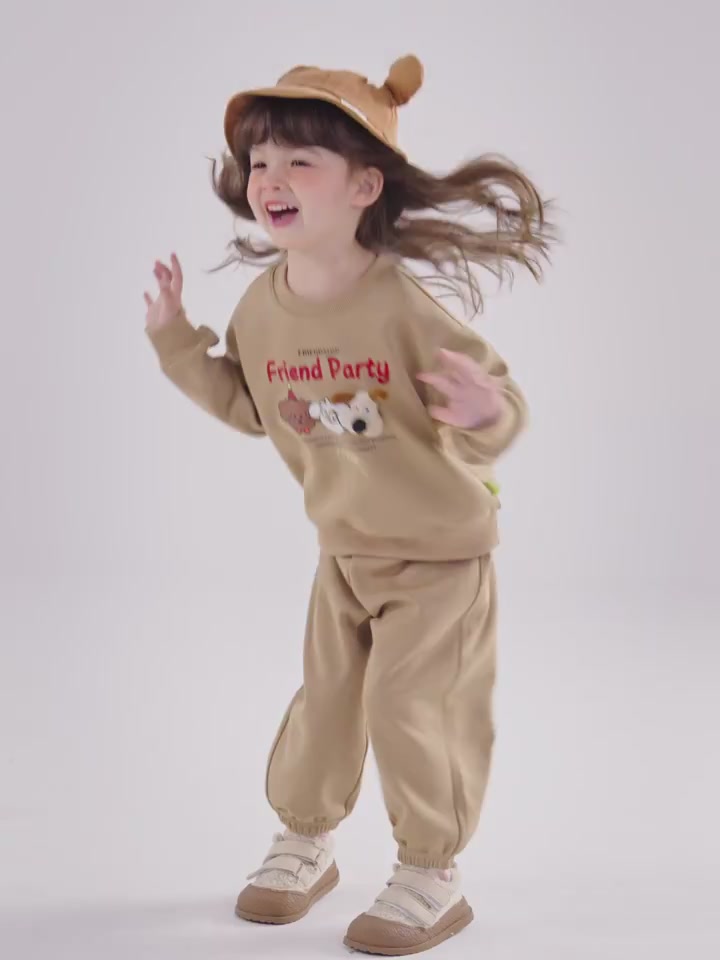 嘟嘟家女童套装：秋日里的可爱冒险，舒适与潮流的完美平衡