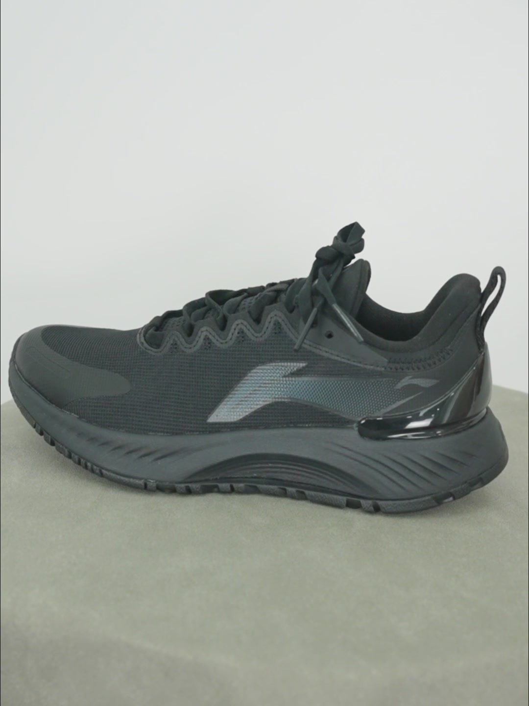 李宁越影跑鞋：399元买到的“踩屎感”，到底值不值？