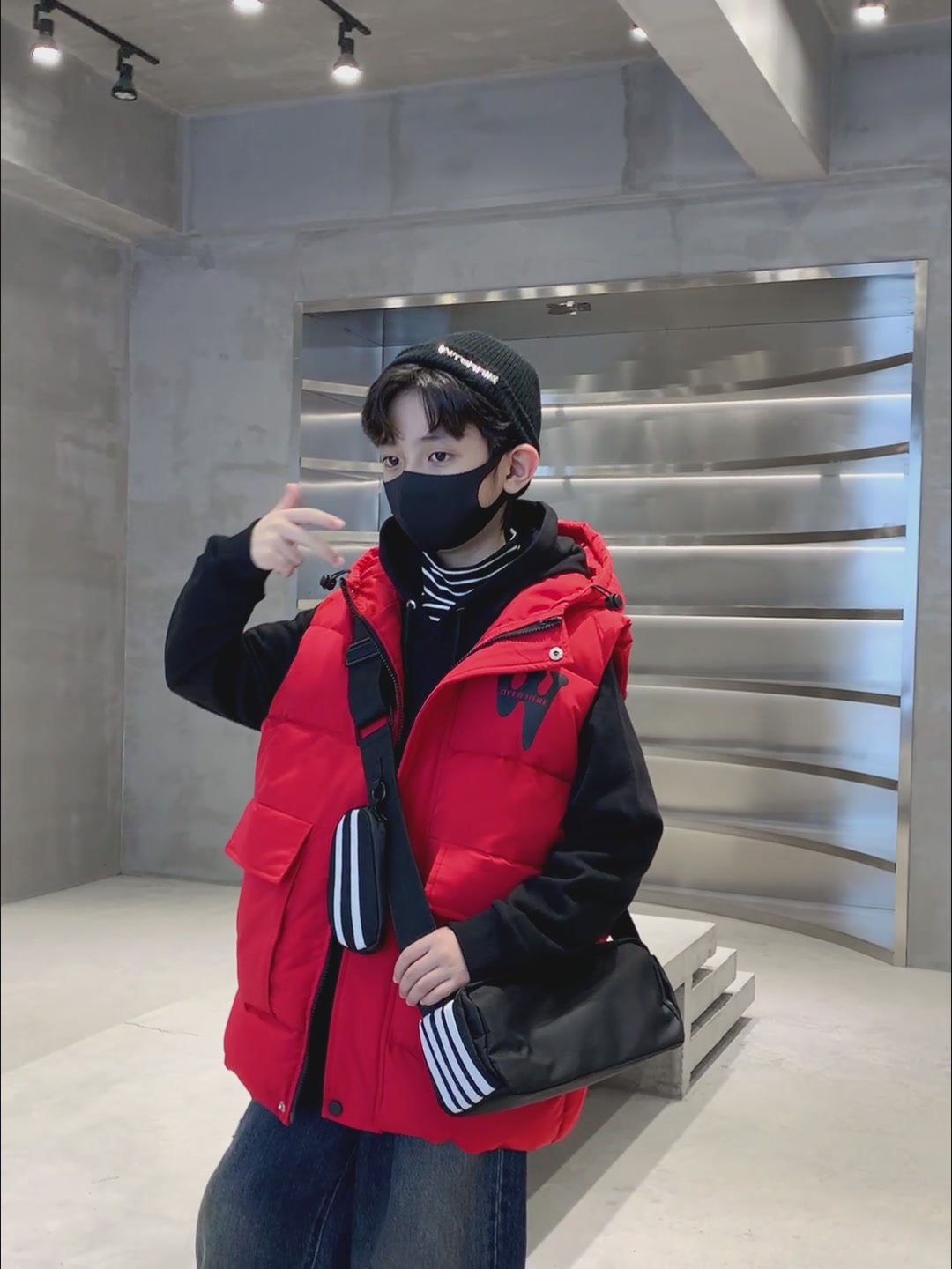 男宝冬季穿搭必备！桃子猴羽绒棉马甲，温暖又帅气！