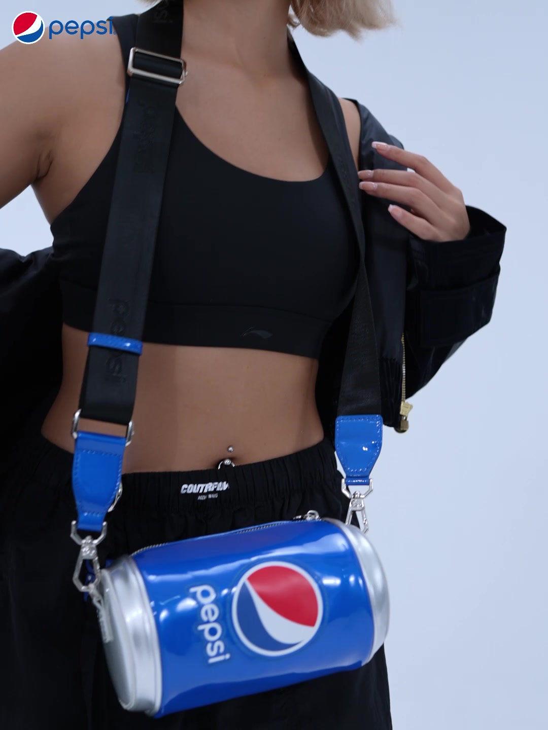 百事Pepsi单肩包：街拍神器还是智商税？我背着它挑战了一周