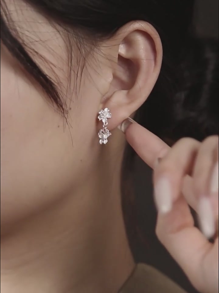 蝶恋花耳环：银光里的诗意与高级感