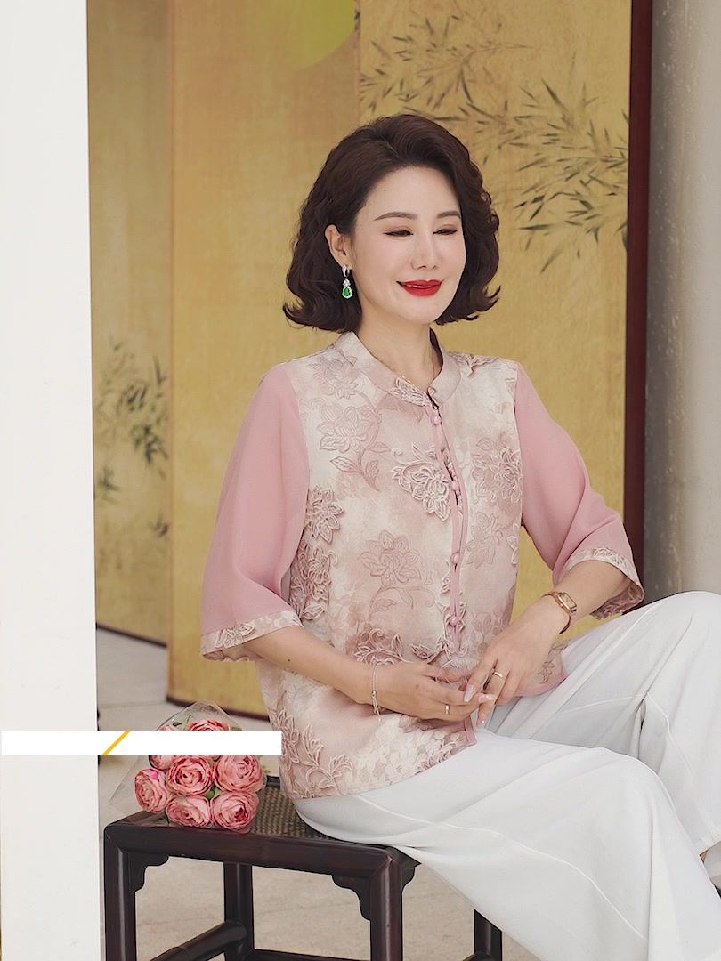 夏日里的优雅绽放：纤依派印花衬衫，妈妈的时尚新宠