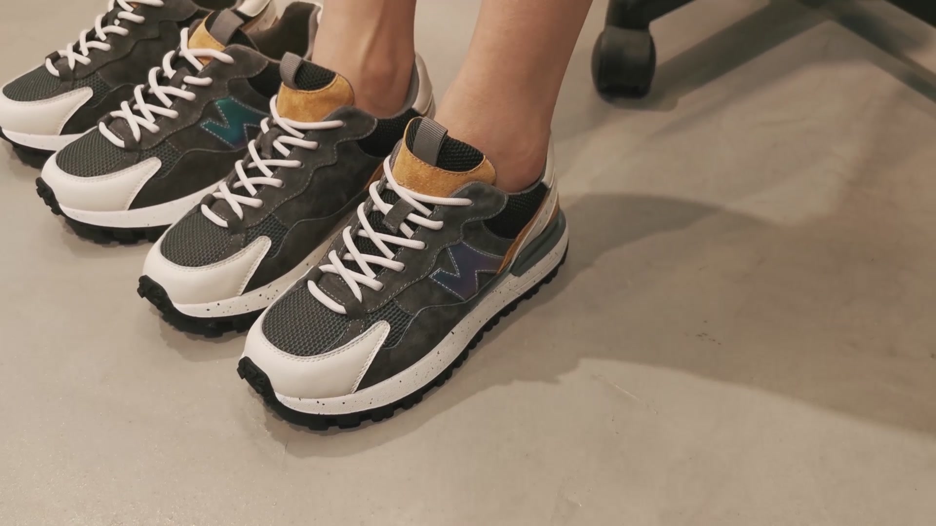 辣妹必备!这条低腰微喇牛仔裤也太显腿长了吧! 第2张图片