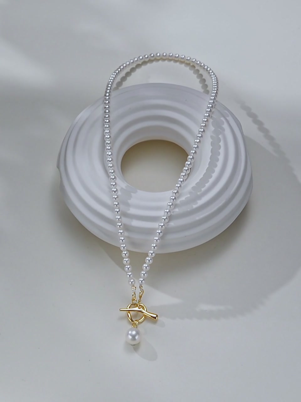 独处时光的优雅伴侣，这条珍珠项链让我爱上自己的颈线✨