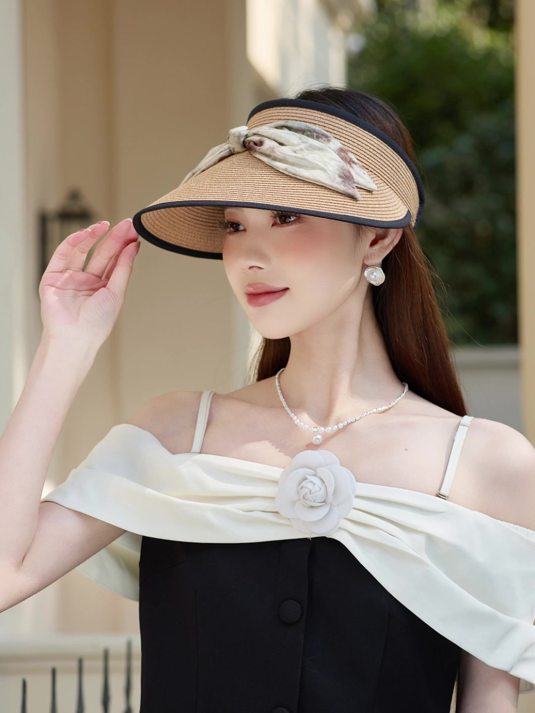 蓝诗梦戴空顶草帽：是防晒神器还是时尚灾难？