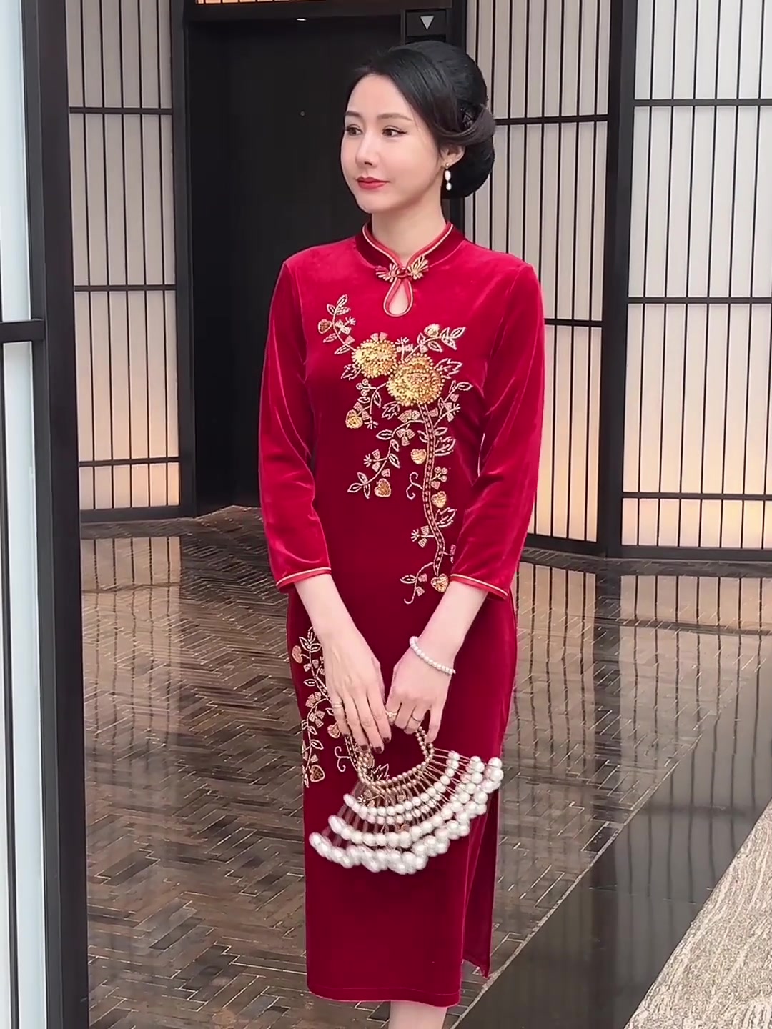 中年妈妈也能穿出女王范儿！纤依派七彩珠绣旗袍，婚宴上的“王炸”礼服