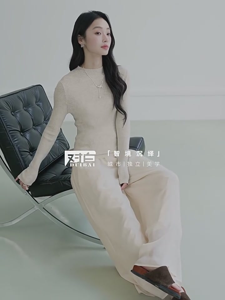 对白褶皱直筒裤：这波设计感，我给满分！